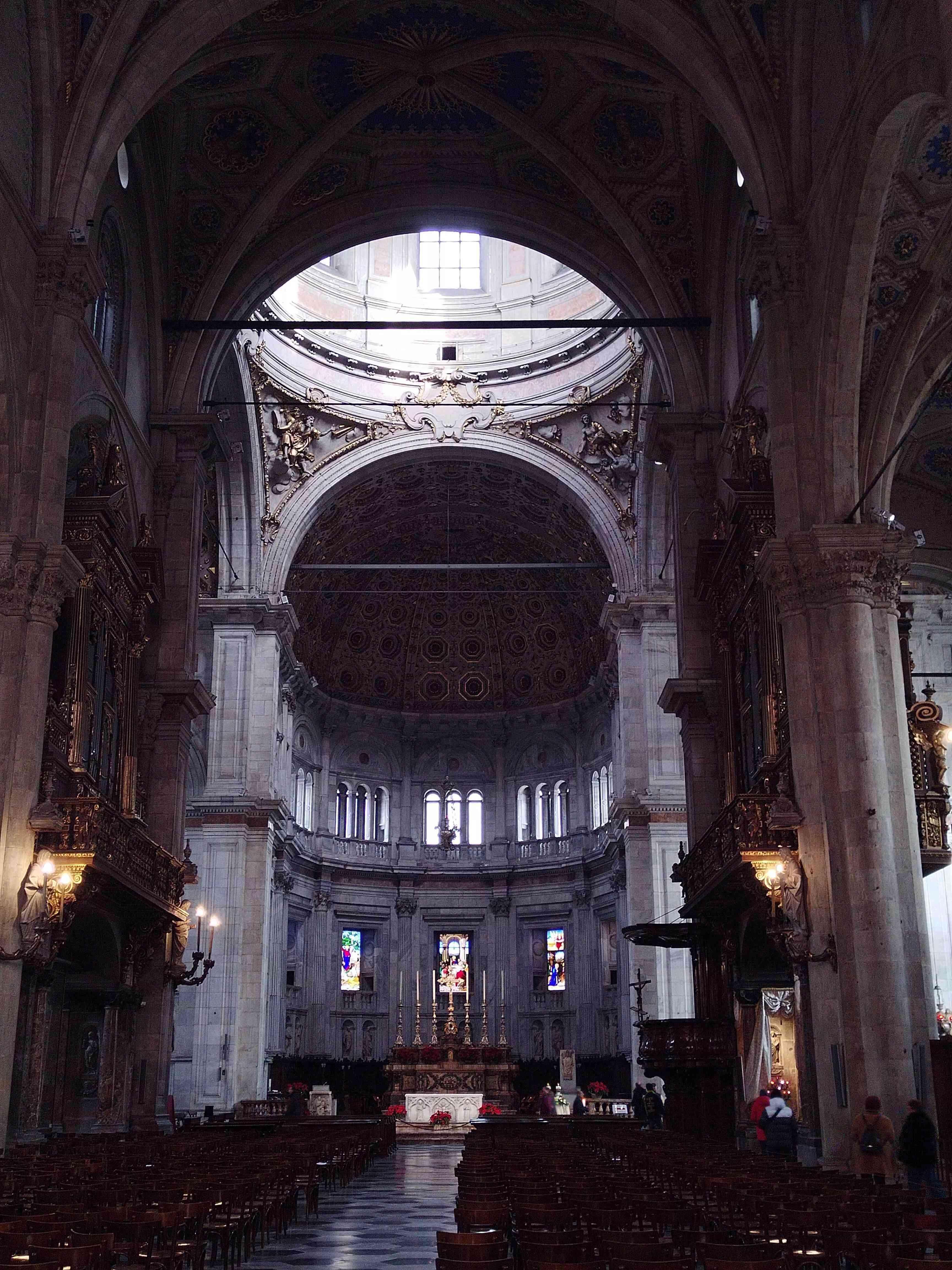 내부 중앙 통로에서 바라본 돔