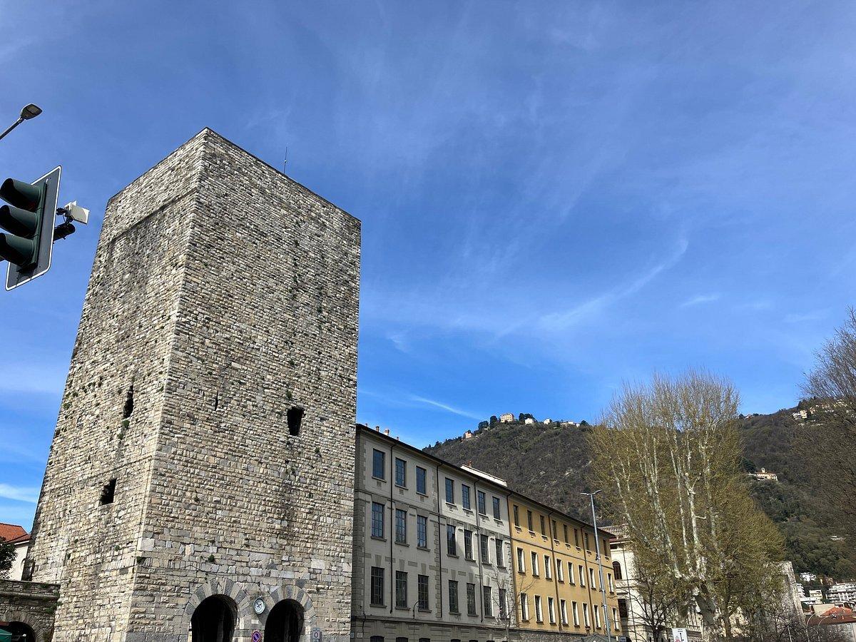 탑 문(포르타 토레) 근처에서 열리는 주말 시장의 활기찬 모습