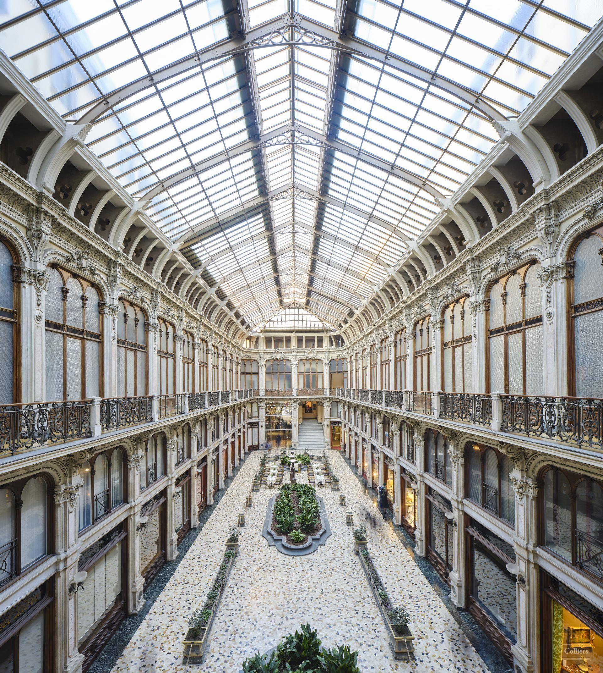 갤러리 중앙 홀 (유리 지붕 아래)