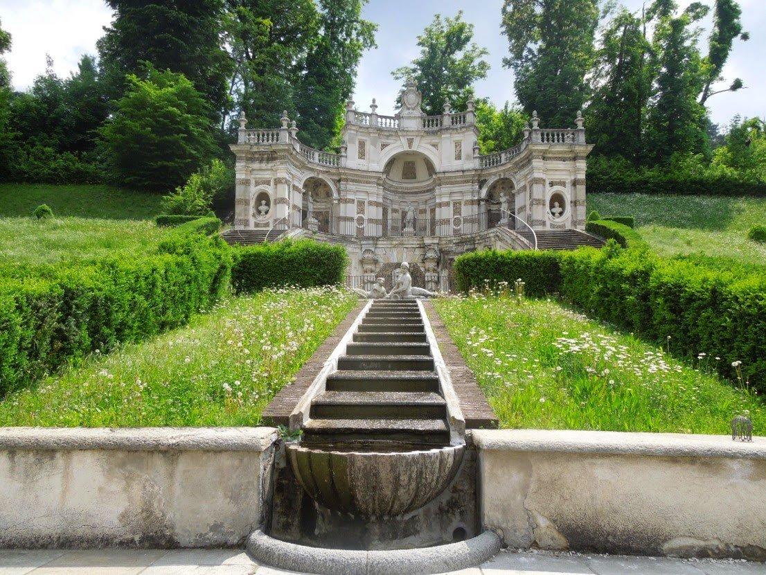 빌라 정면과 중앙 분수