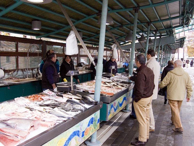 어시장 내부 판매대