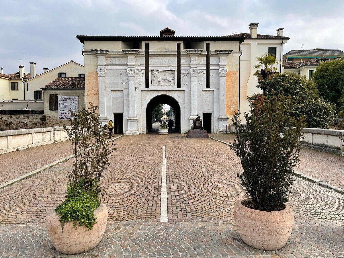 🏛️ 40인의 성인 문 (포르타 산티 콰란타)