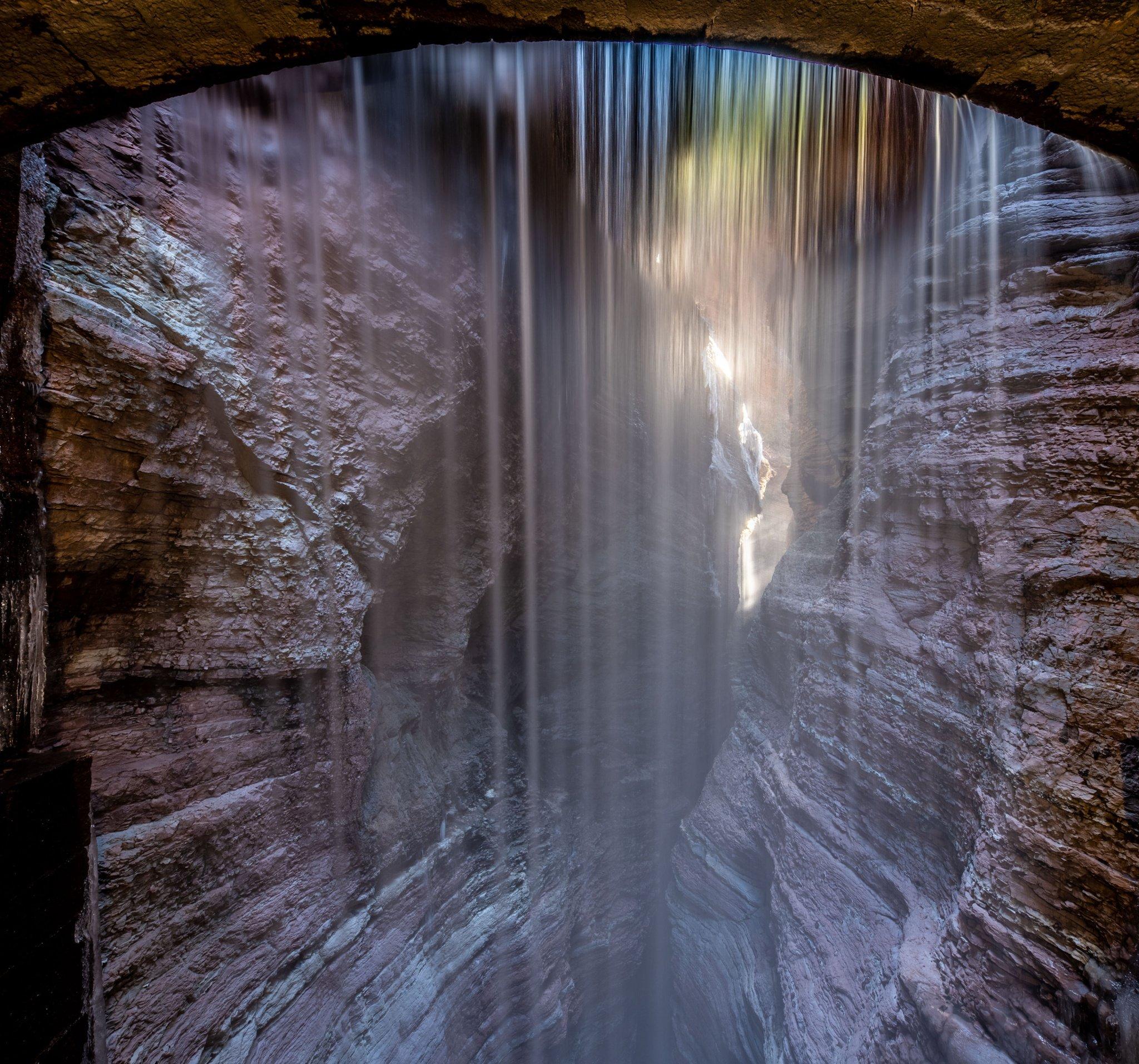 폭포 뒤편 공간