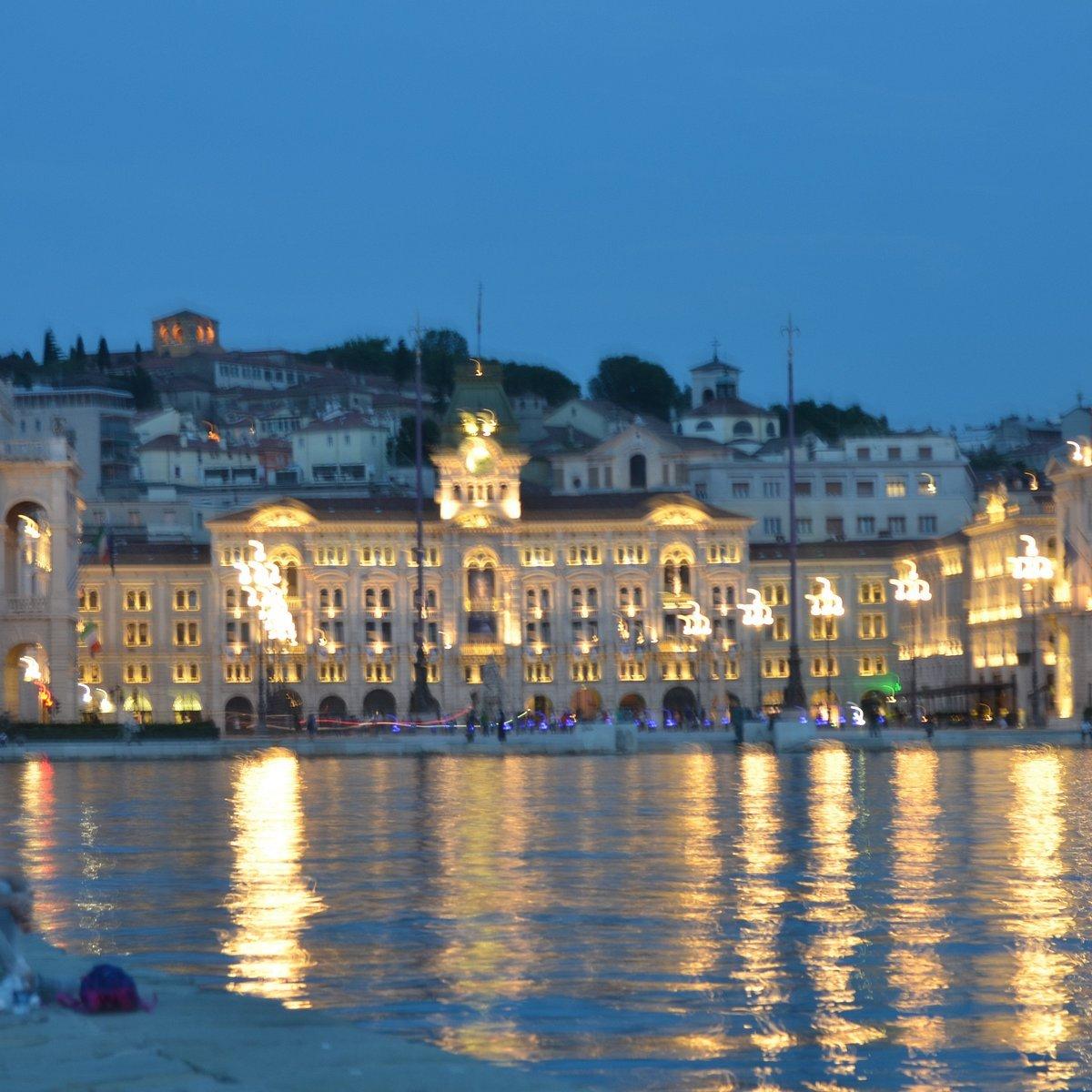 부두 끝에서 바라보는 피아차 우니타 디탈리아