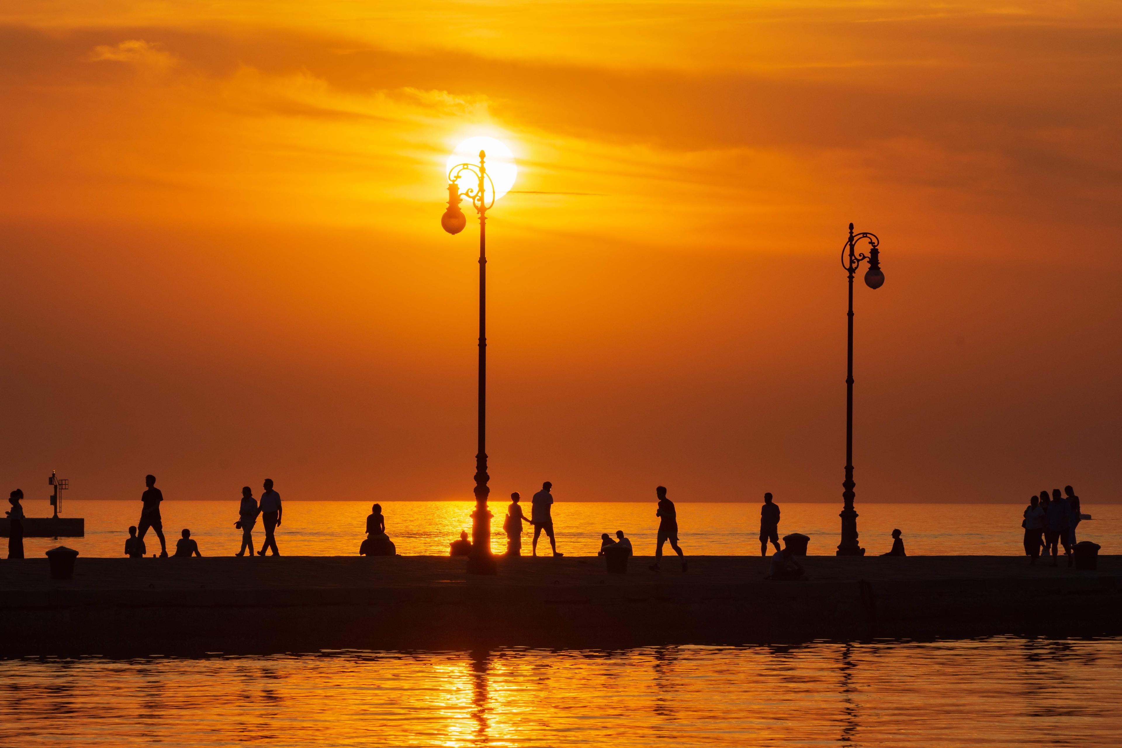 일몰 시점의 아드리아해와 부두 실루엣