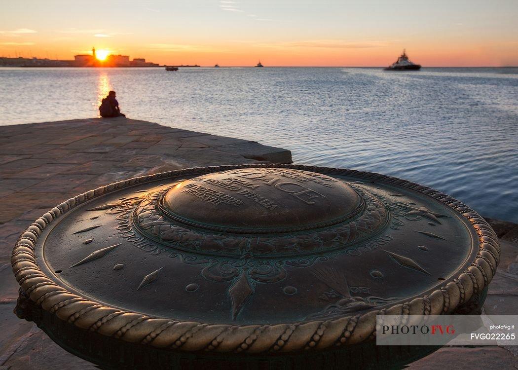 부두 끝 청동 나침반과 함께