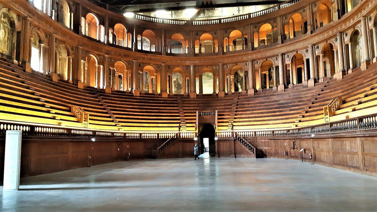 객석 상단 중앙