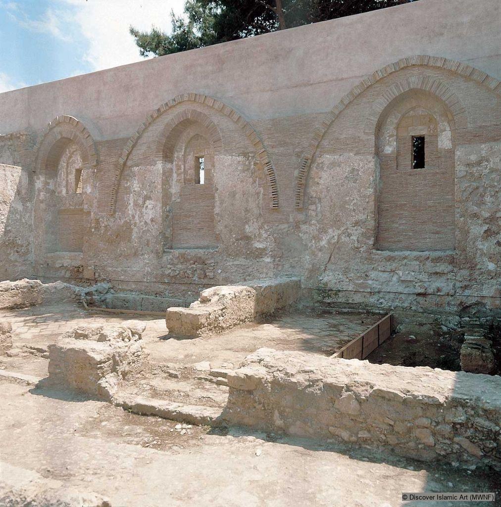 성곽의 안뜰 (Courtyard)