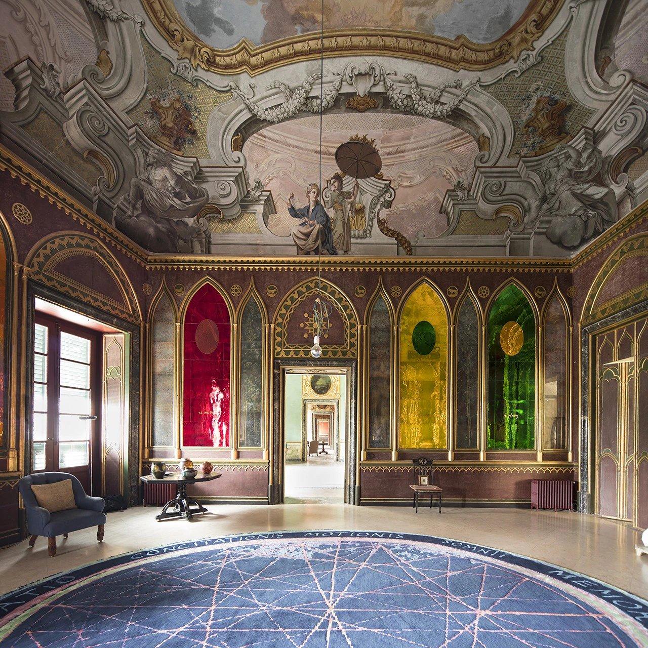 프레스코화로 장식된 내부 홀