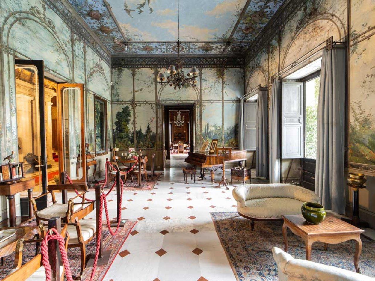 여름의 방 (Sala d'Estate) 프레스코 앞 (내부 촬영 허용 시)