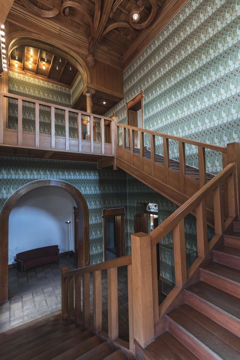 내부 중앙 계단 및 홀