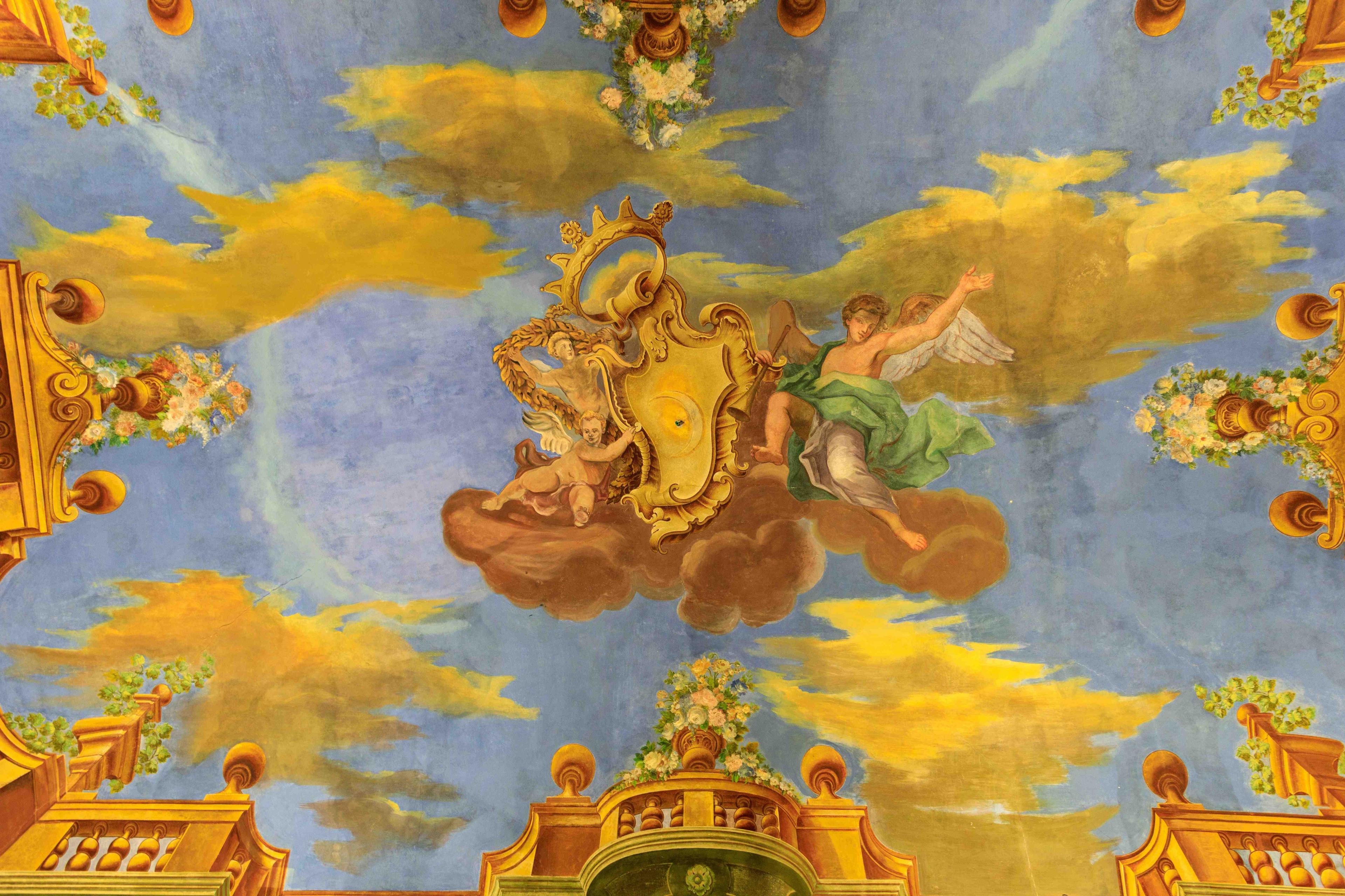 프레스코 천장 아래