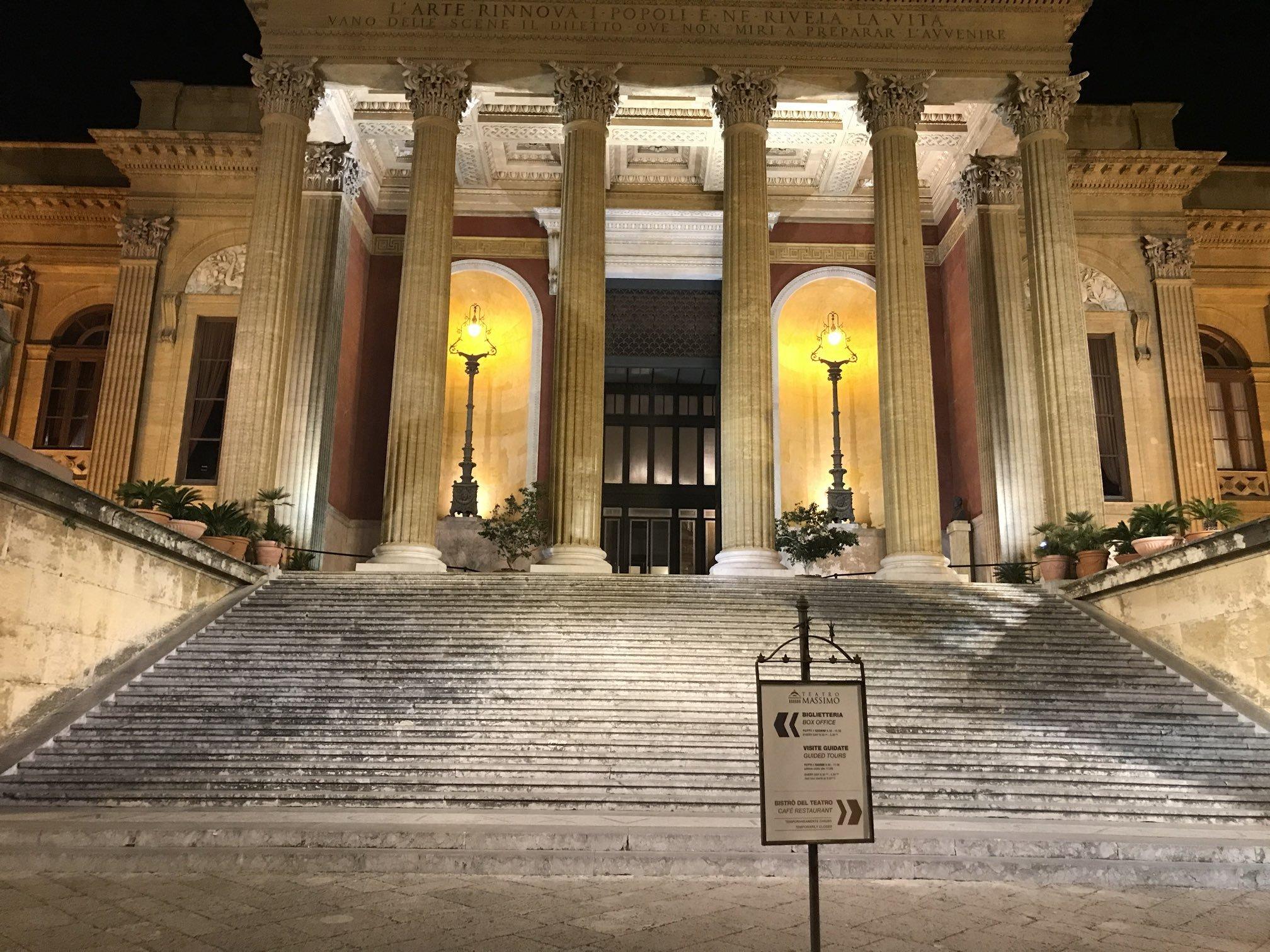 극장 정면 계단