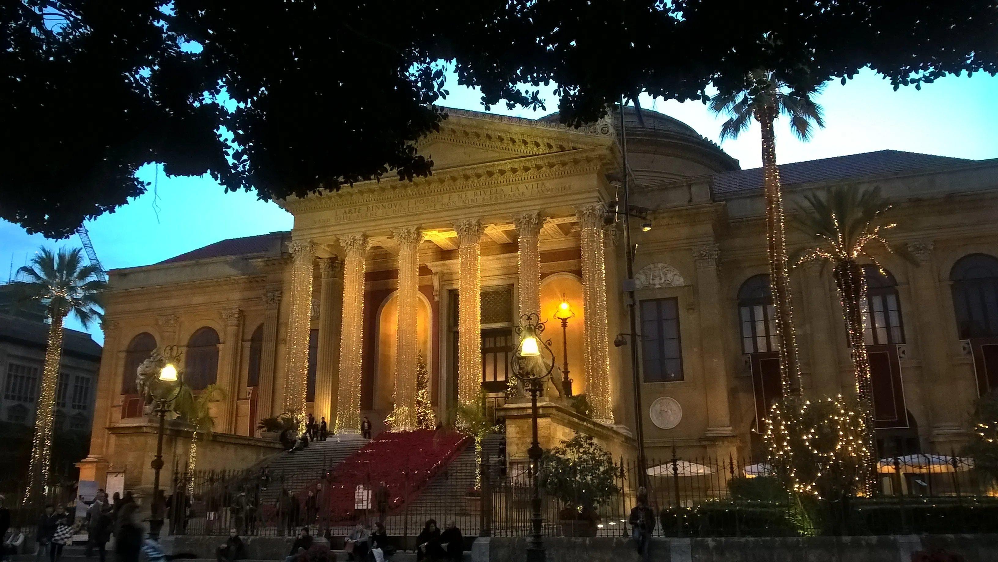 극장 외부 광장 (Piazza Verdi)