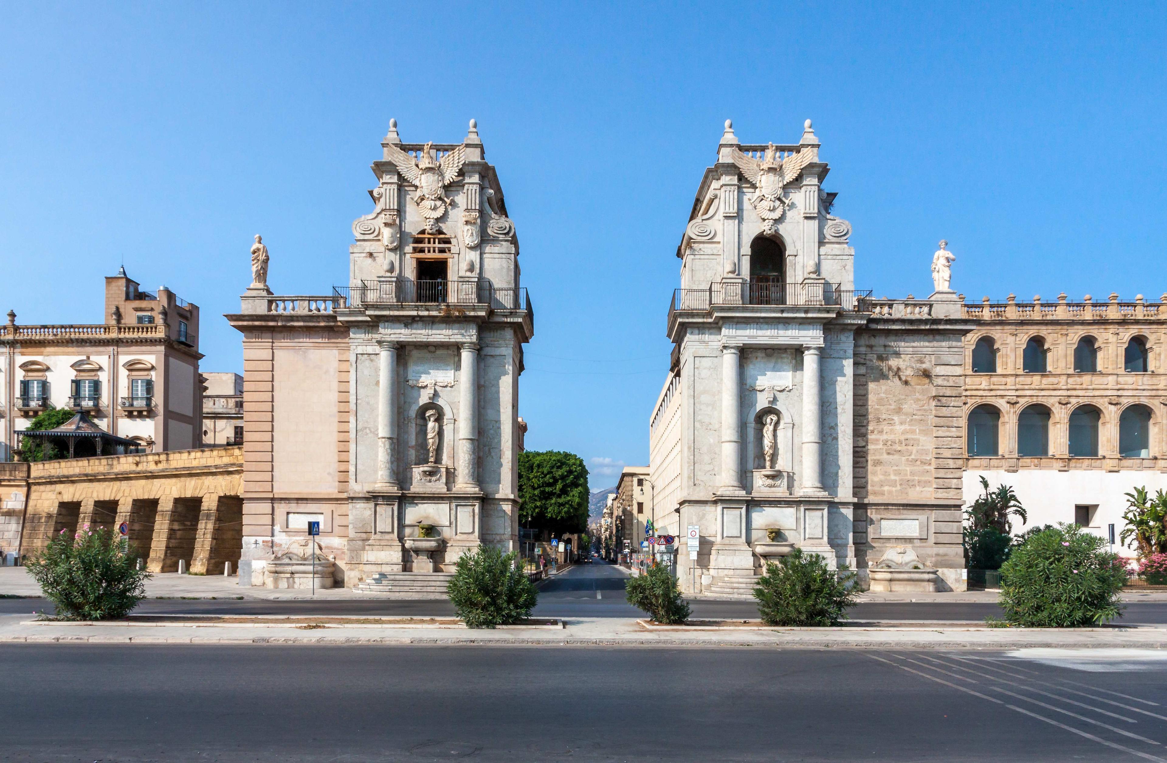 문 상단 조각 및 장식 디테일