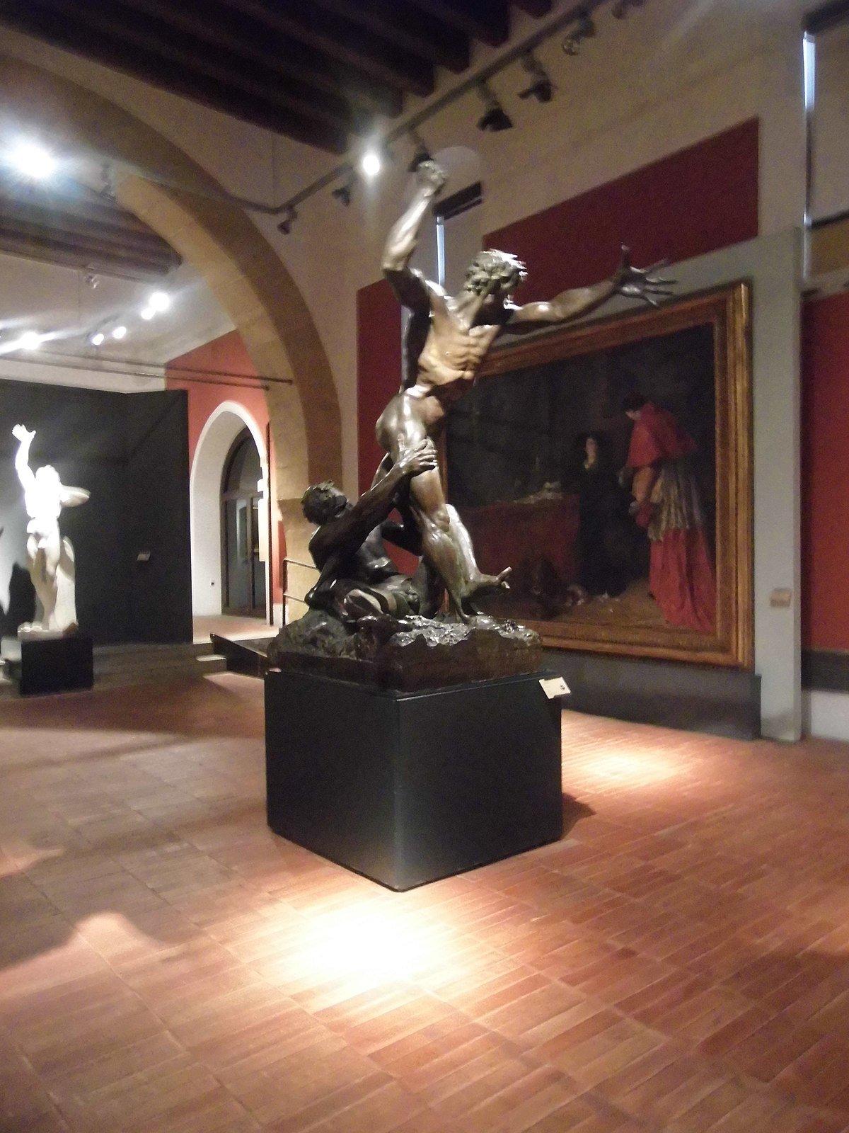 인상적인 조각 작품 앞