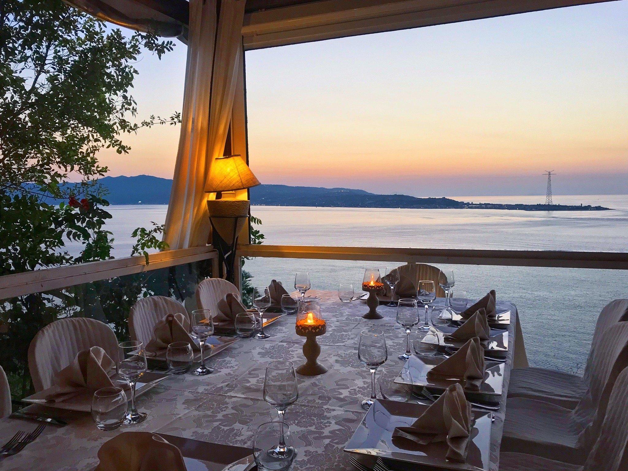 레스토랑 테라스에서 바라본 해변 전경