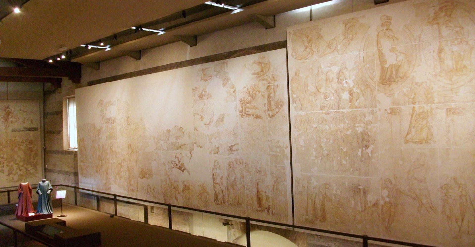 거대한 시노피아 작품 앞