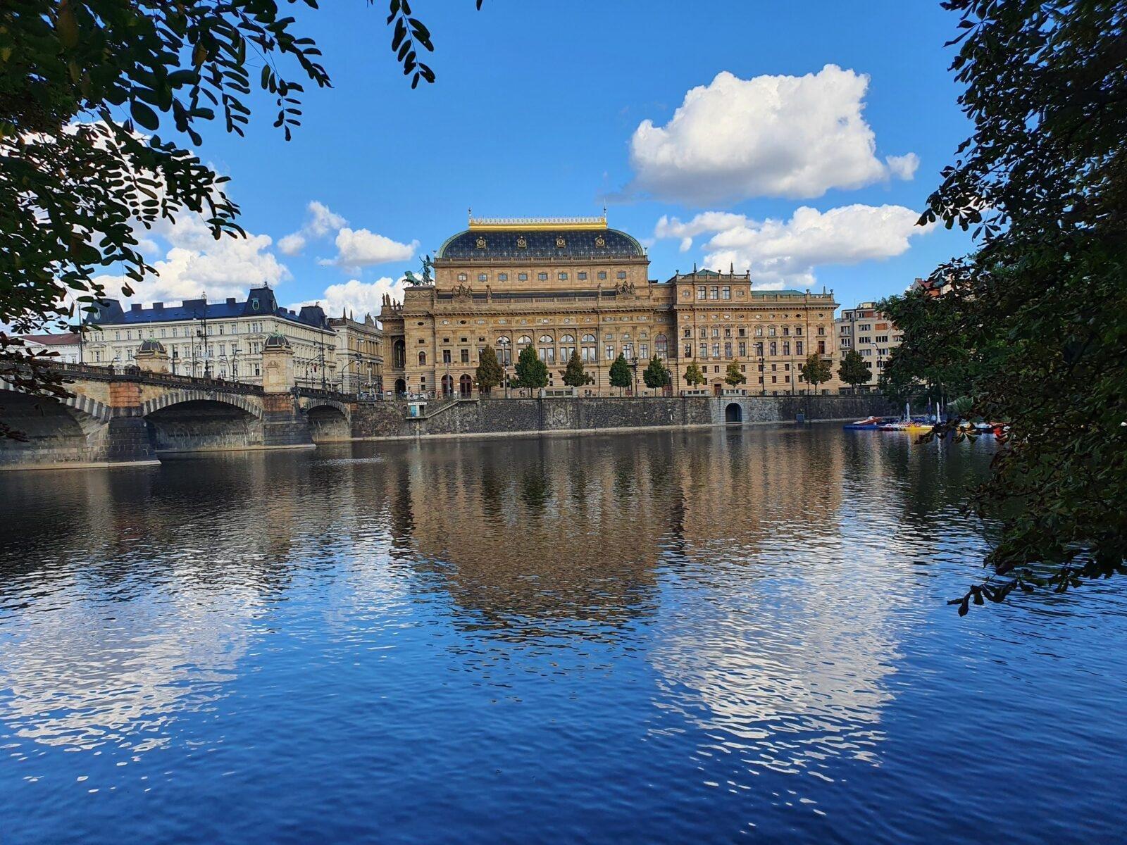 극장 외부 전경 (블타바 강변 또는 레기교 방면)