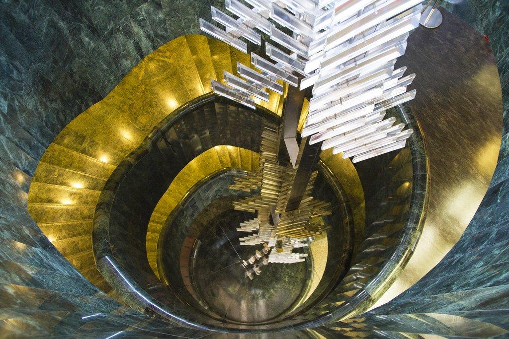 극장 내부 중앙 계단 및 로비