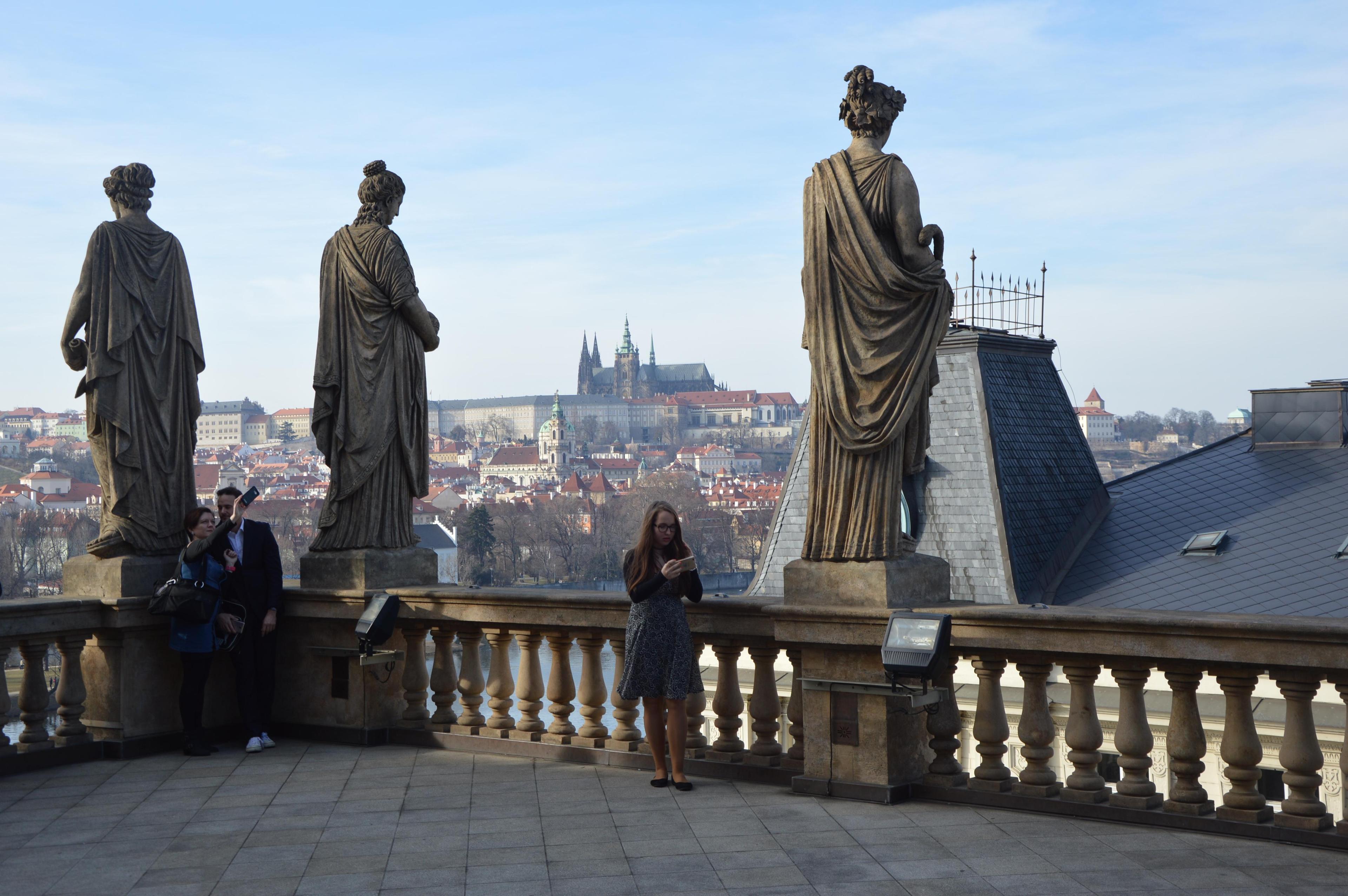 루프탑 테라스 (프라하 성 배경)