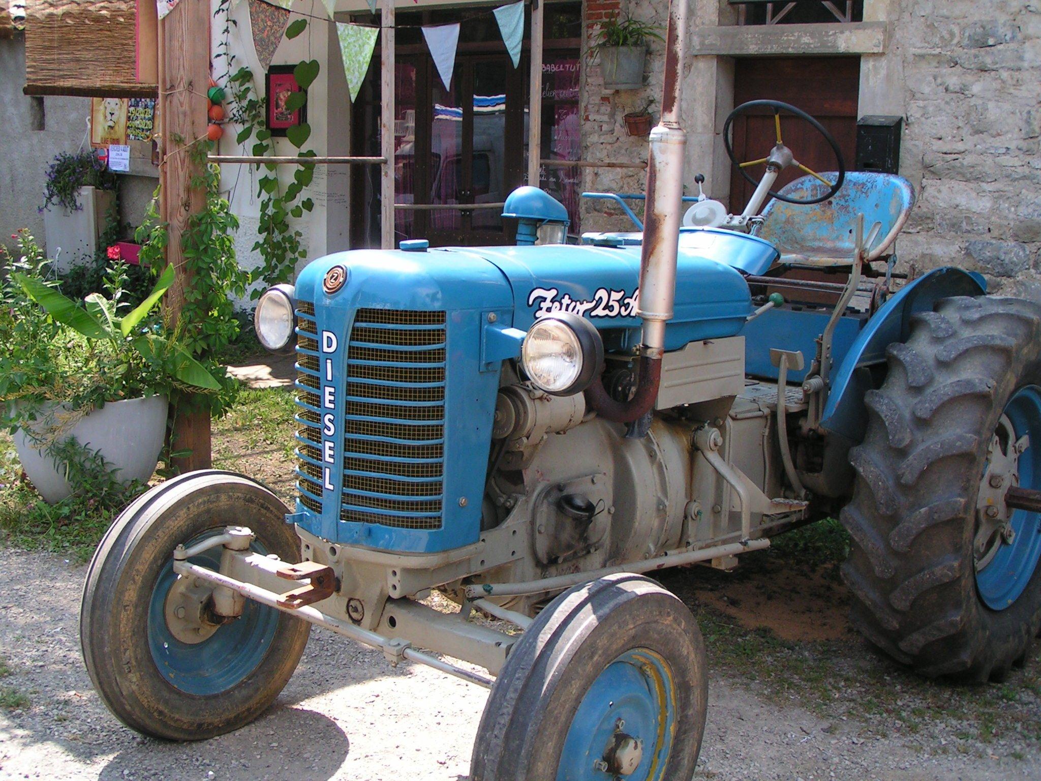 클래식 Zetor 25 트랙터 옆