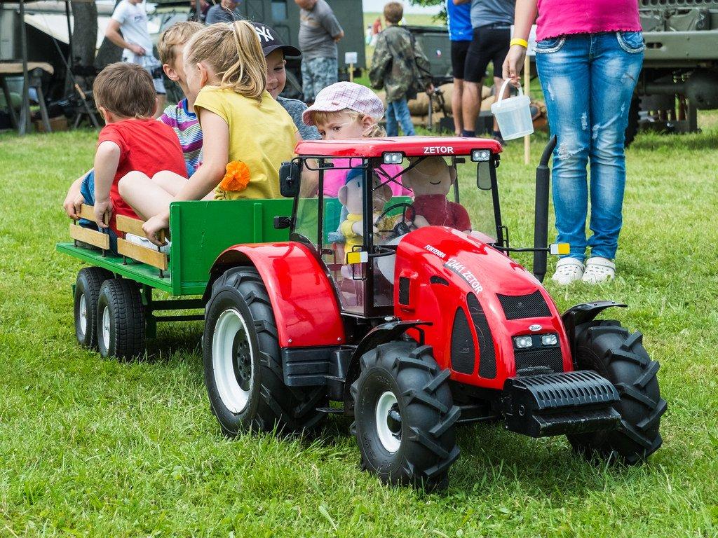 트랙터 운전석 탑승 장면