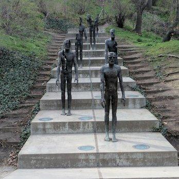 🏛️ 공산주의 희생자 추모비(폼니크 오베템 코무니스무)