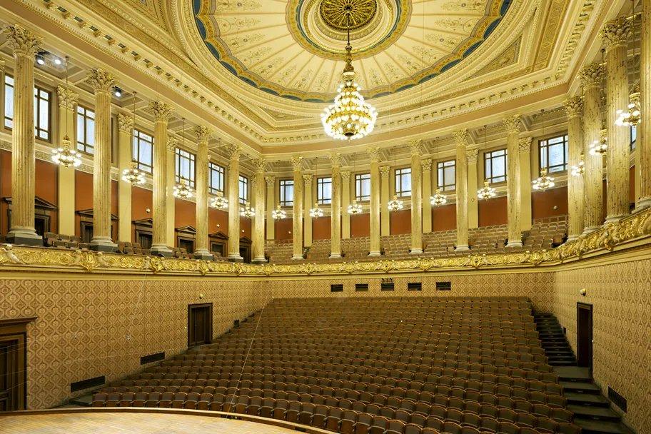 드보르자크 홀 내부 (공연 시작 전 또는 허용 시)