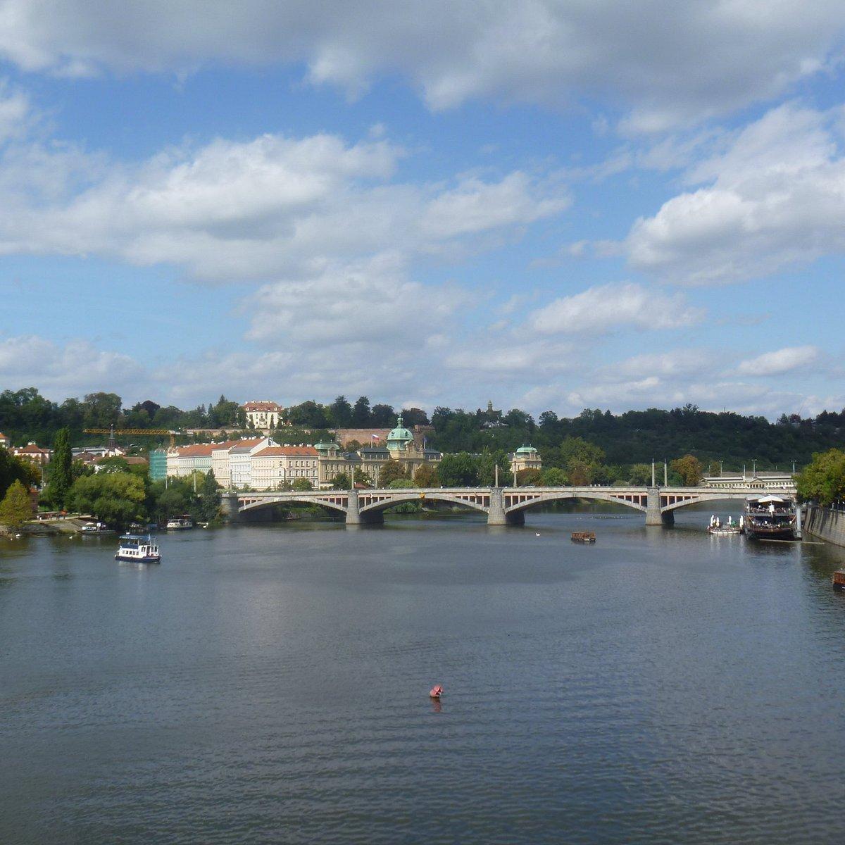 마네수프 다리에서 바라본 루돌피눔과 프라하 성