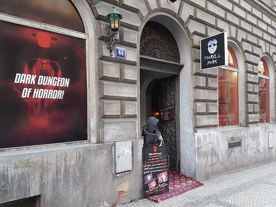 치킨 월 (Chicken Wall)