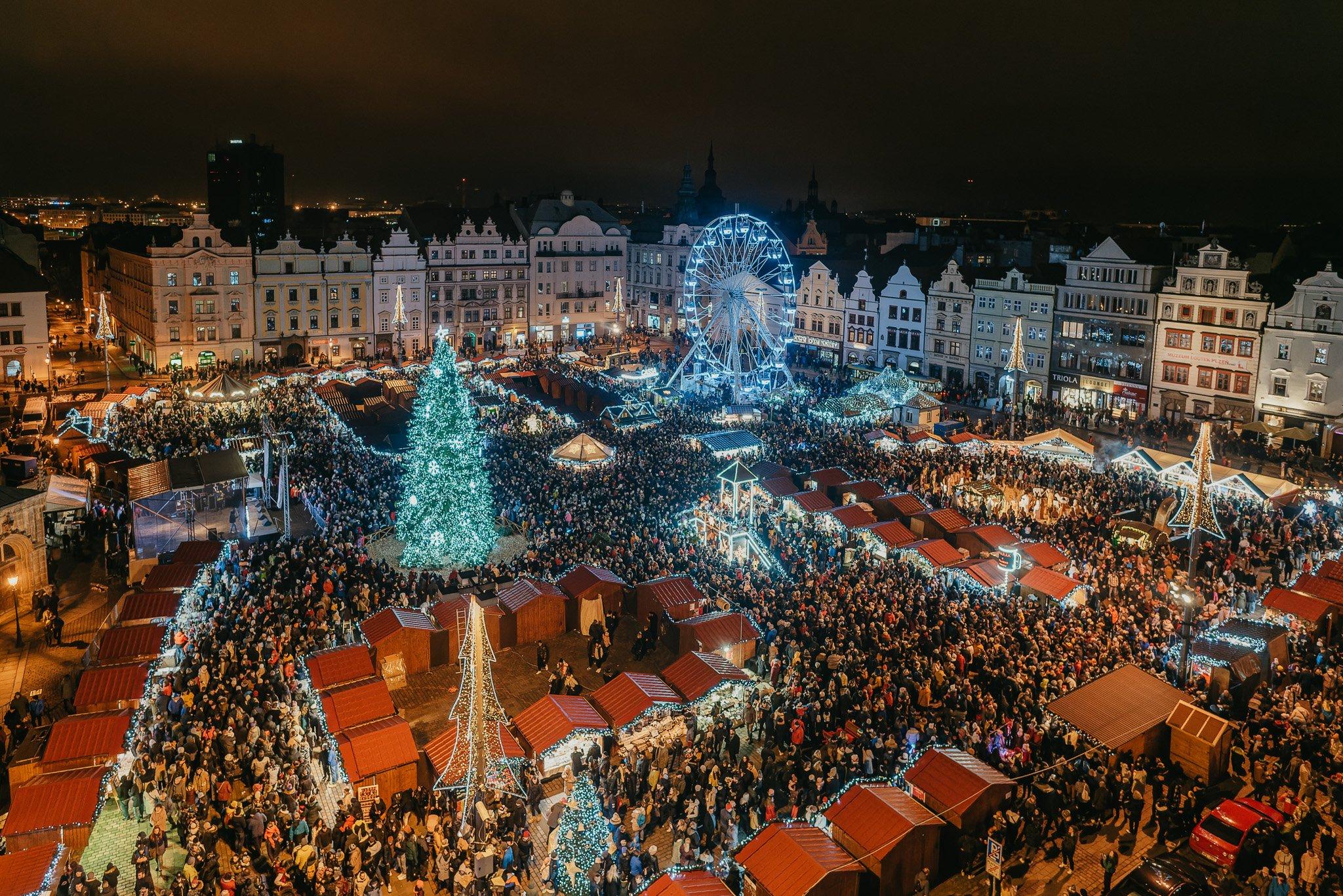 공화국 광장의 크리스마스 마켓 전경