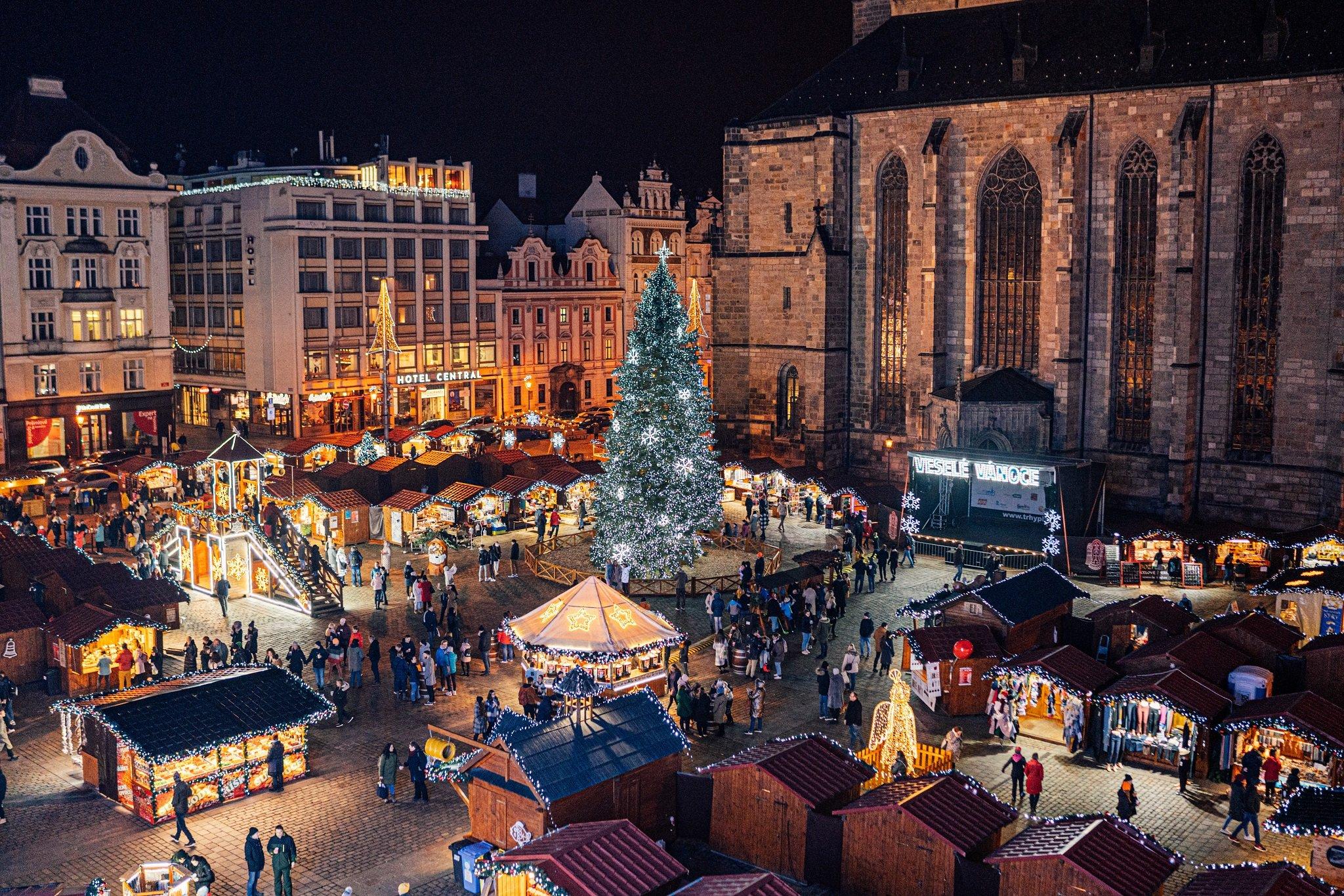 크리스마스 마켓 중앙 트리 주변