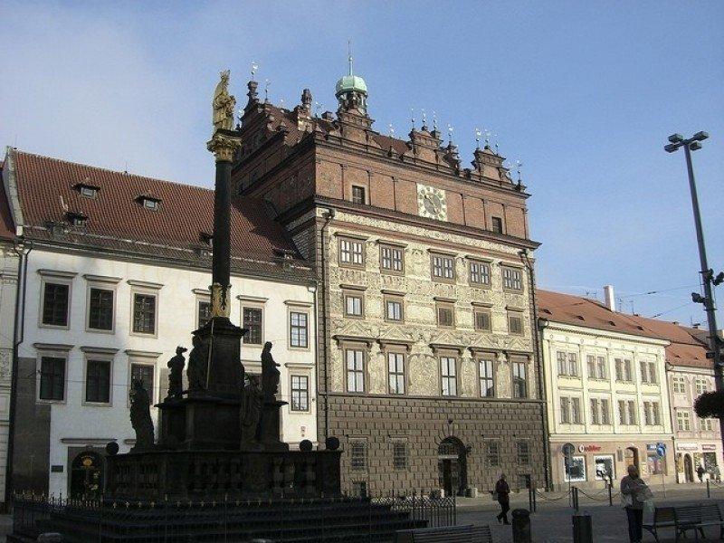 광장 가장자리, 역사적 건물 배경