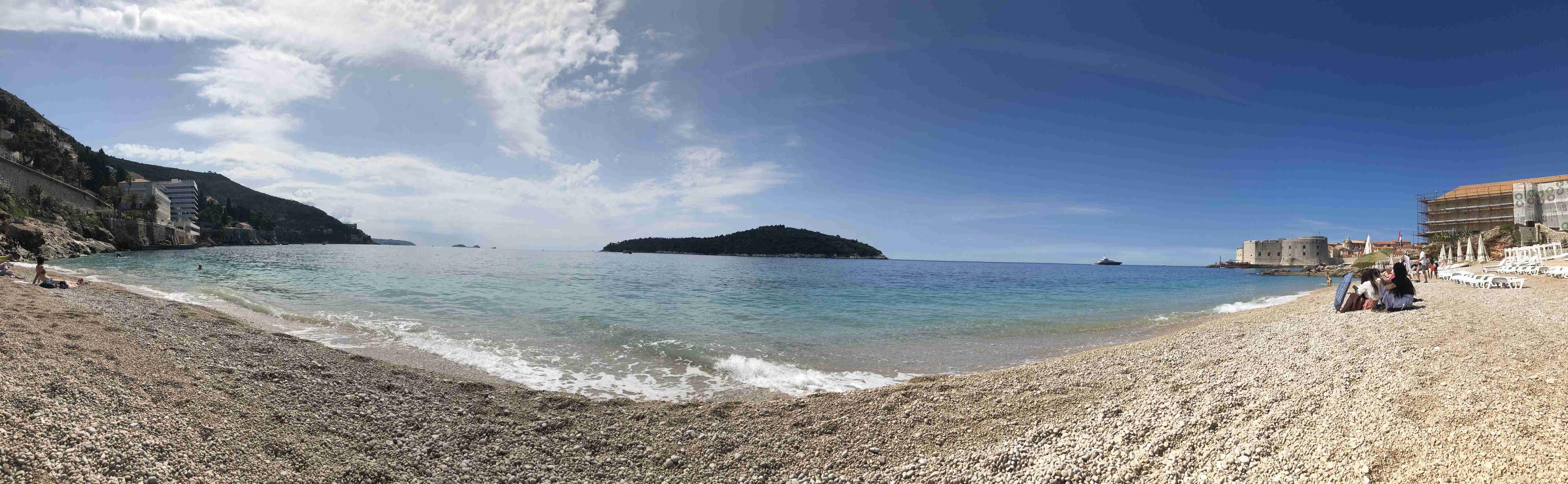 해변 중앙에서 로크룸 섬을 배경으로