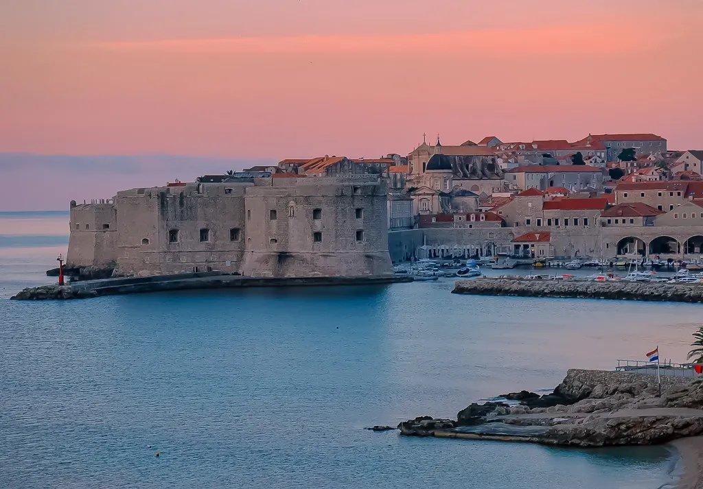 해변 위쪽 계단 또는 전망 공간