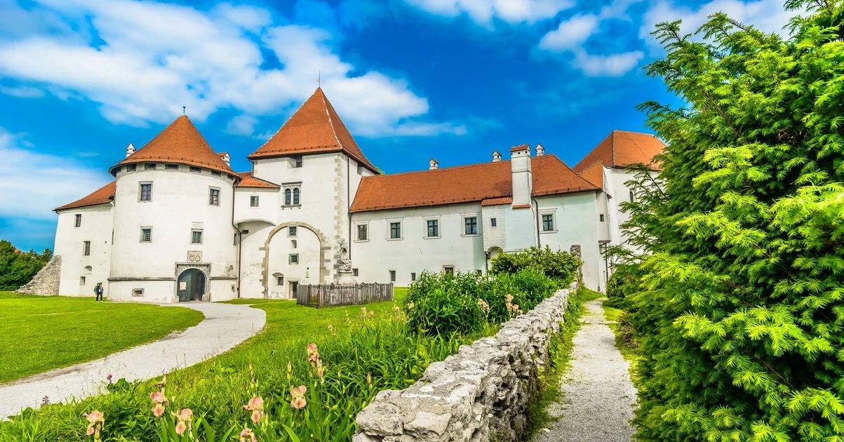 성 주변 산책로 (옛 해자터)