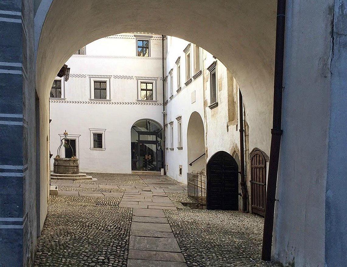 성 내부 안뜰 또는 창문