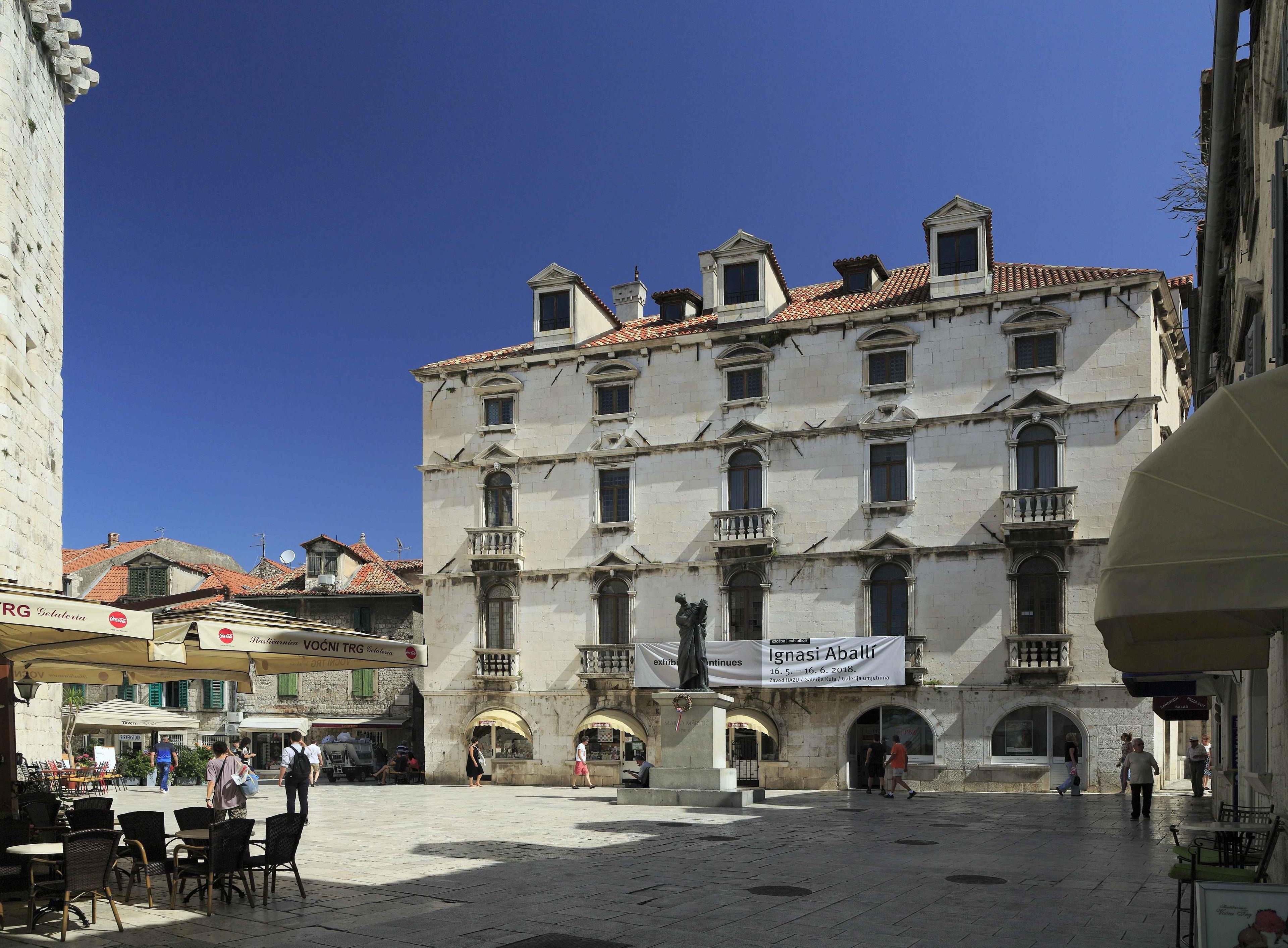 ⛲ 과일 광장 (트르그 브라체 라디차)