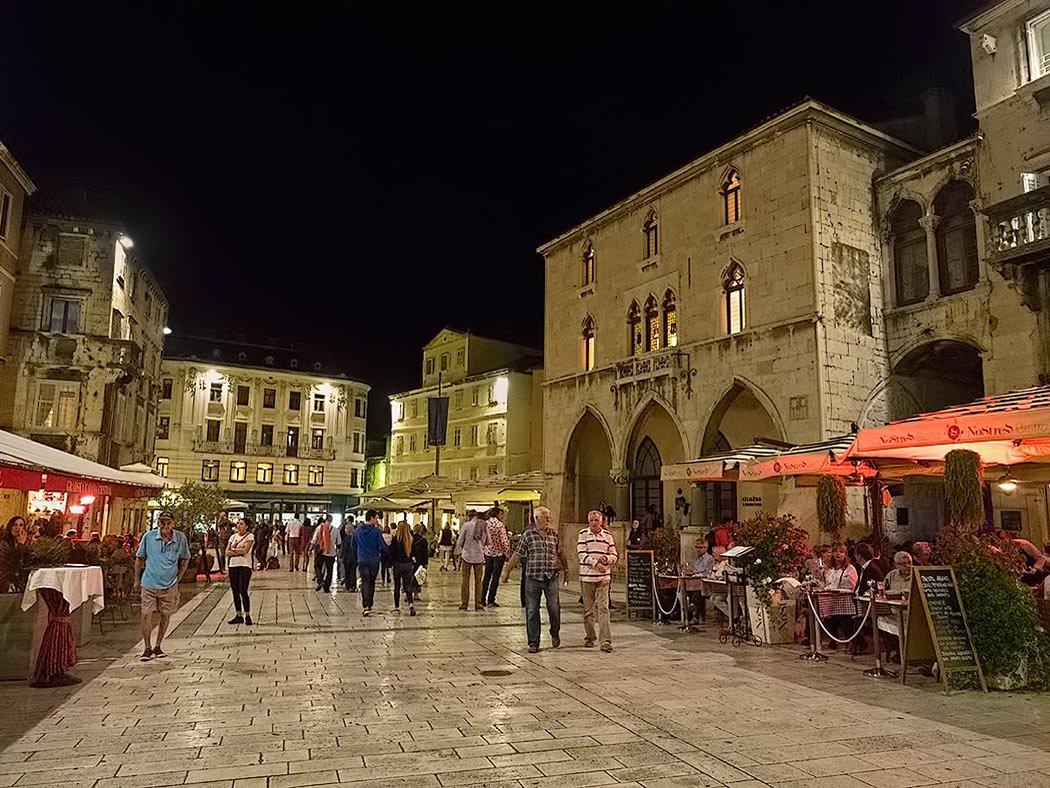 🏛️ 나로드니 광장 (피아차)