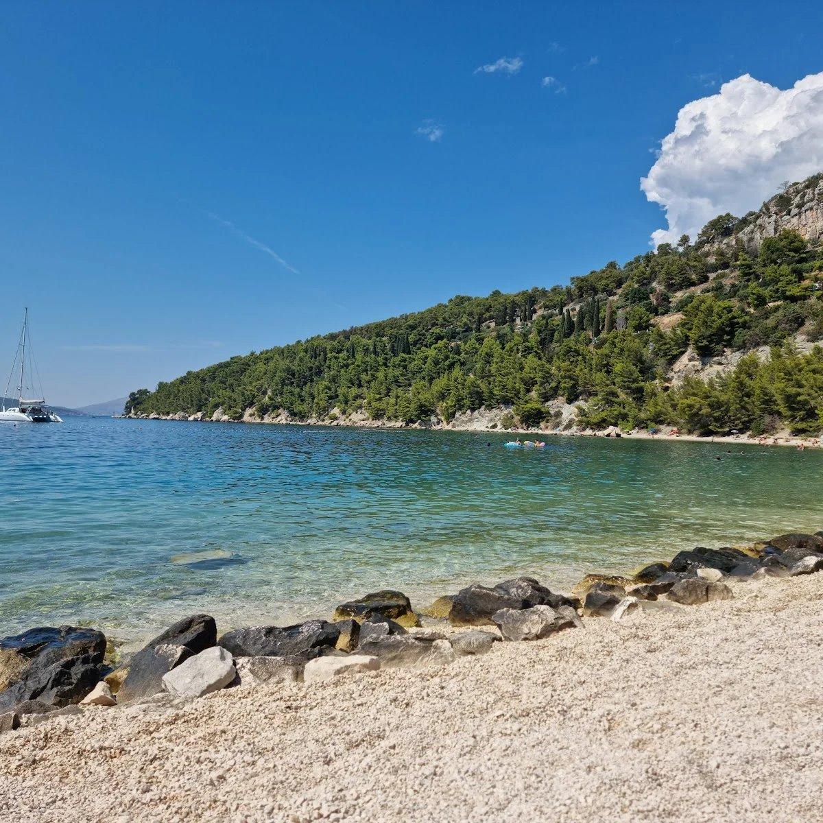 해변 중앙에서 바라보는 바다와 마르얀 언덕