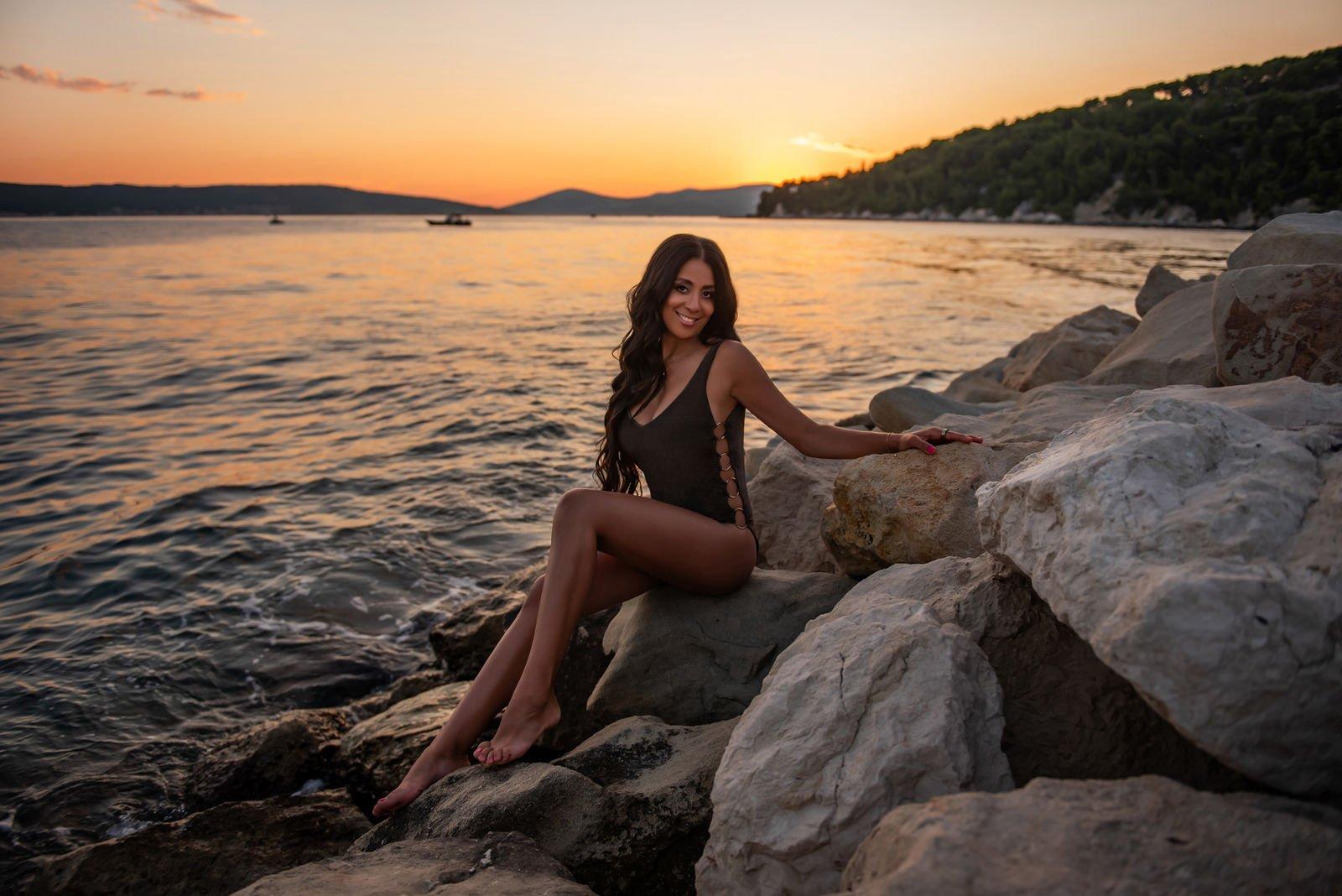 일몰 시점의 해변가