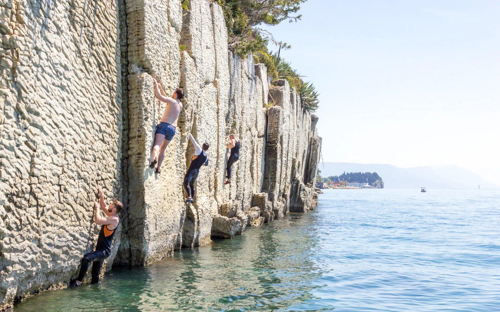 해변 서쪽 끝 바위 지대 (누드 비치 인근)