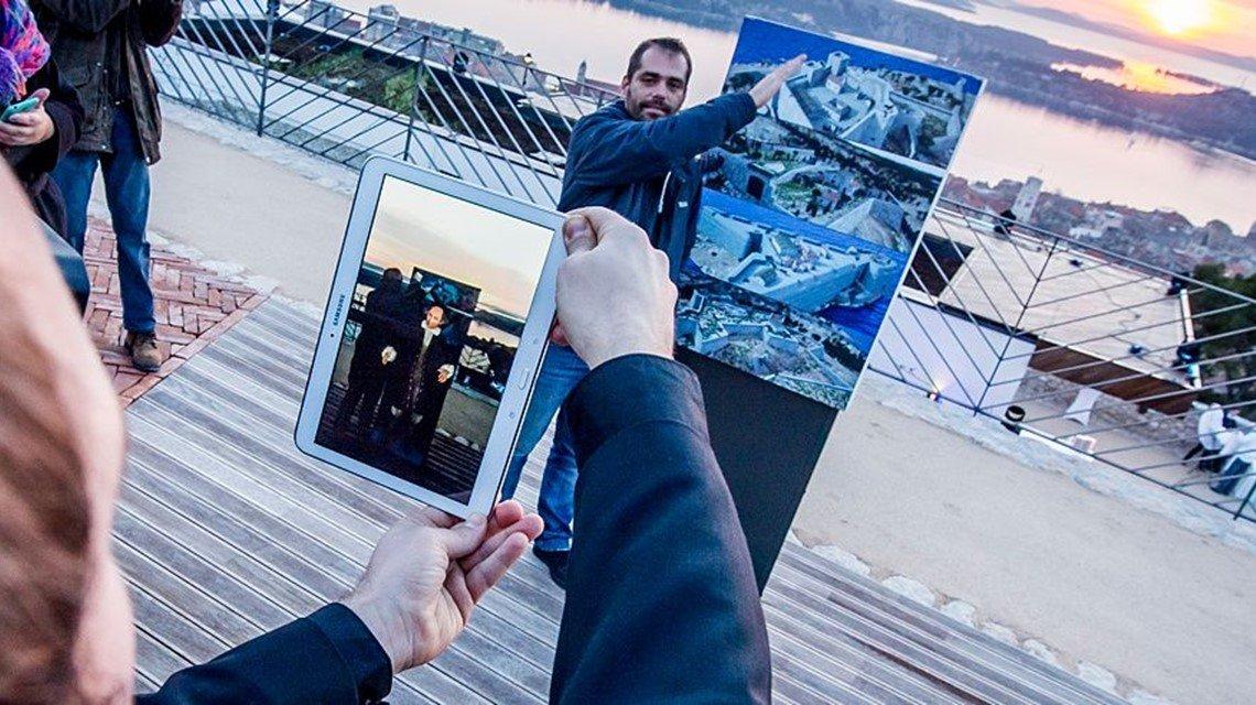 AR 체험존 (증강 현실 안경 착용 모습)