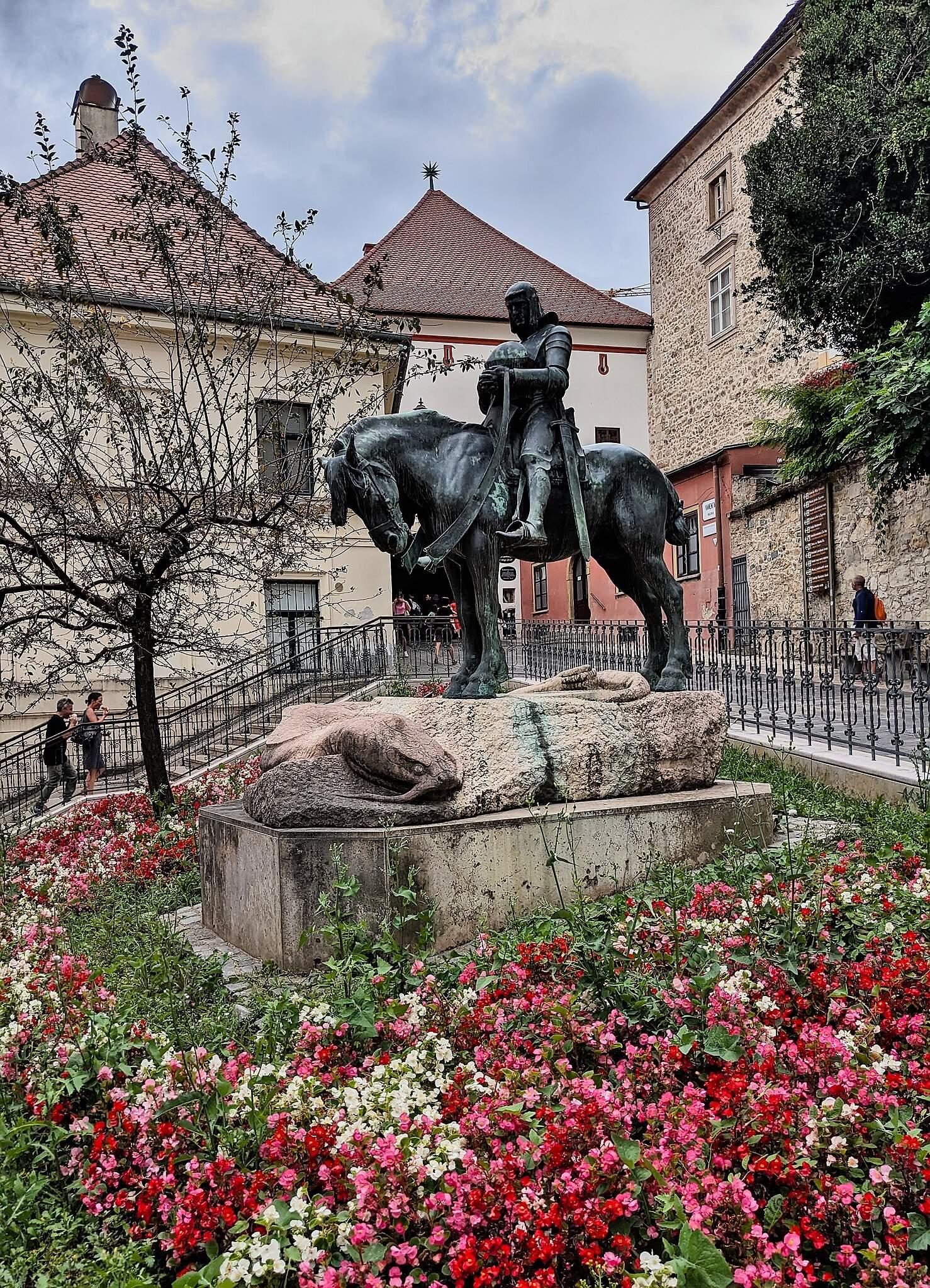 성 조지 동상과 돌문 전경