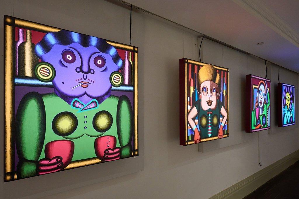 블랙아웃 룸 또는 만취 얼굴 스크린