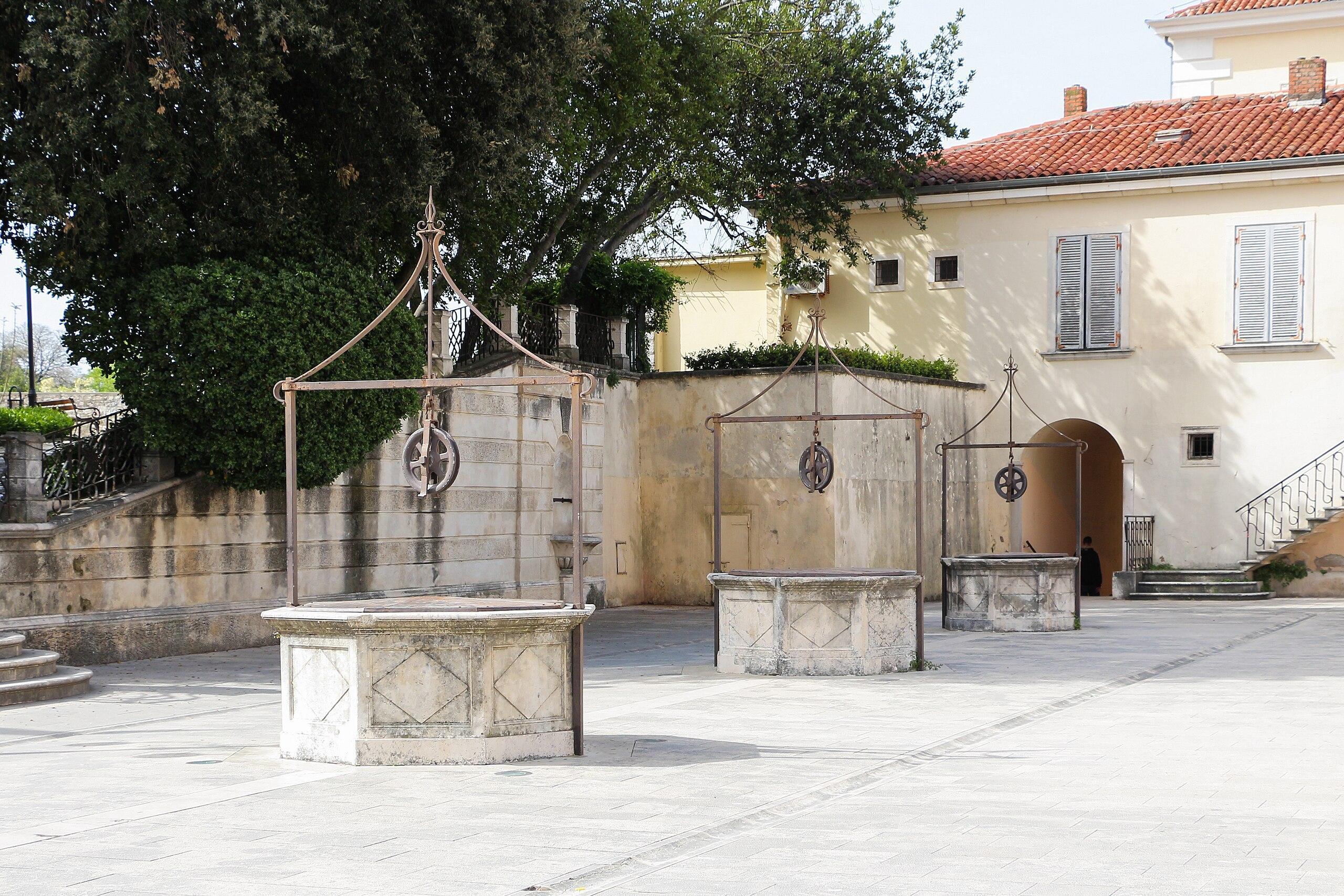 🏛️ 다섯 우물 광장 (트르그 페트 부나라)