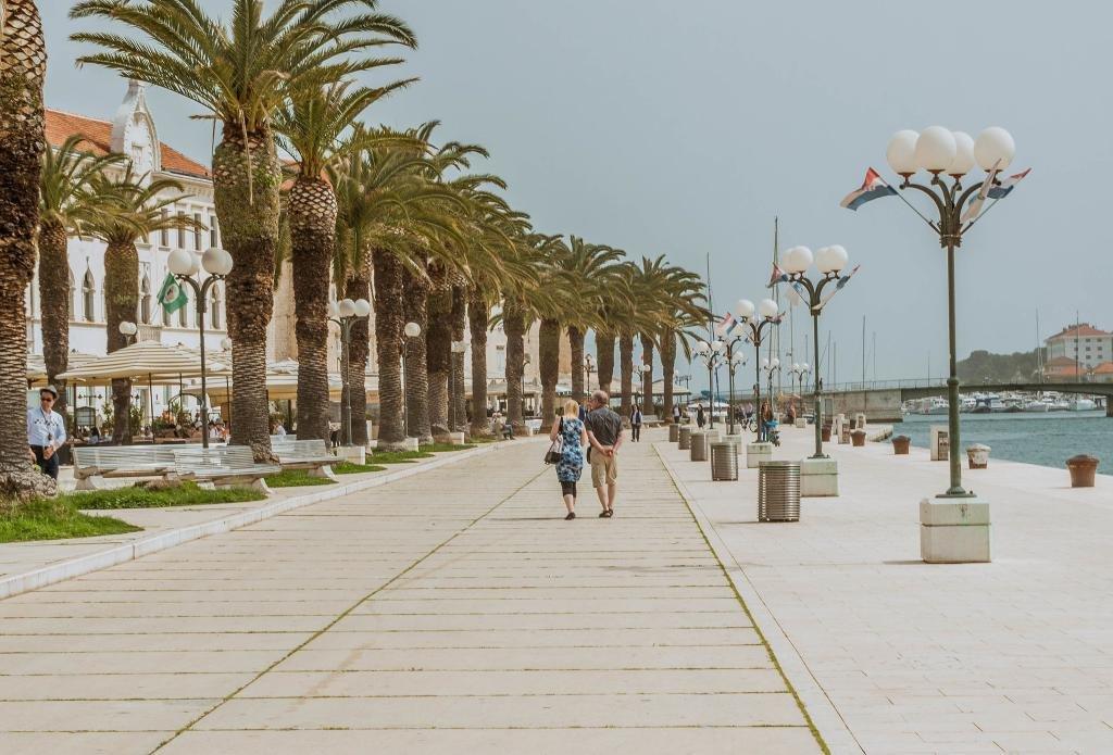 🌴 워터프런트 산책로 (트로기르스카 리바)