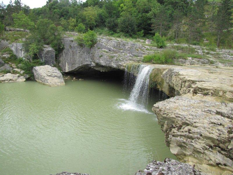 동굴 내부에서 바라본 폭포