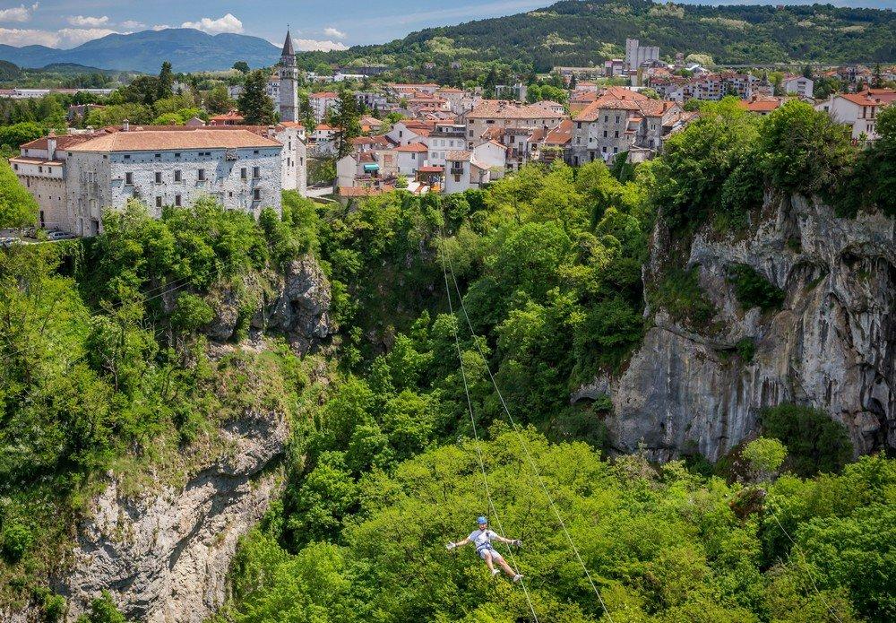 동굴 내부 짚라인 구간